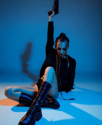 Чувственная, утонченная и опытная, я здесь, чтобы сделать твои фантазии реальностью. Мои услуги охватывают всё, что ты мог себе представить - от нежных ласк до пикантных игр. Моя гибкая натура позволяет мне находиться в роли любовницы или доминирующей госпожи, руководить твоим удовольствием. Мои отзывы говорят сами за себя - клиенты остаются довольными и жаждут вернуться ко мне снова. Если тайны и фантазии скрываются внутри тебя, то я готова помочь их осуществить. Узнай, что скрывается за этими привлекательными фотографиями и погрузись в мир наслаждения, который я создам специально для тебя. Живу в Москве, Москва. 11776, 23 года